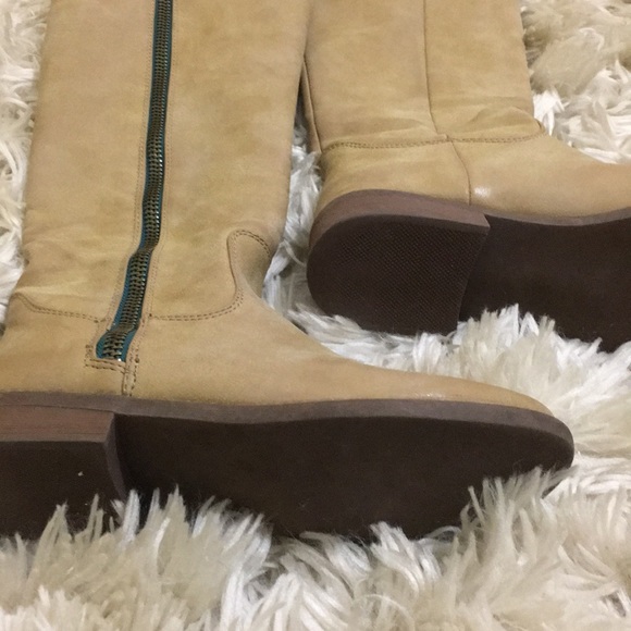 Tan boots - Picture 4 of 8